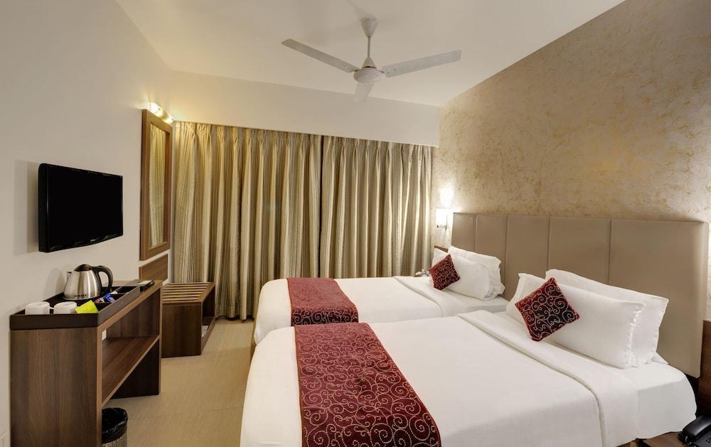 Central Beacon Hotel Surat Dış mekan fotoğraf