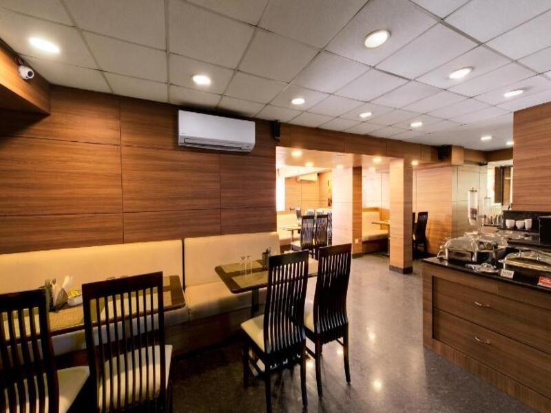 Central Beacon Hotel Surat Dış mekan fotoğraf