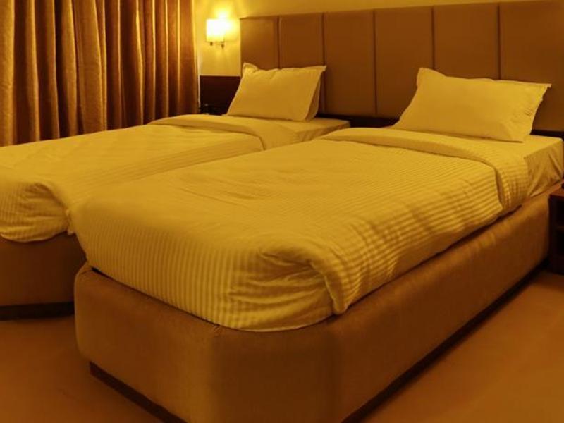 Central Beacon Hotel Surat Dış mekan fotoğraf