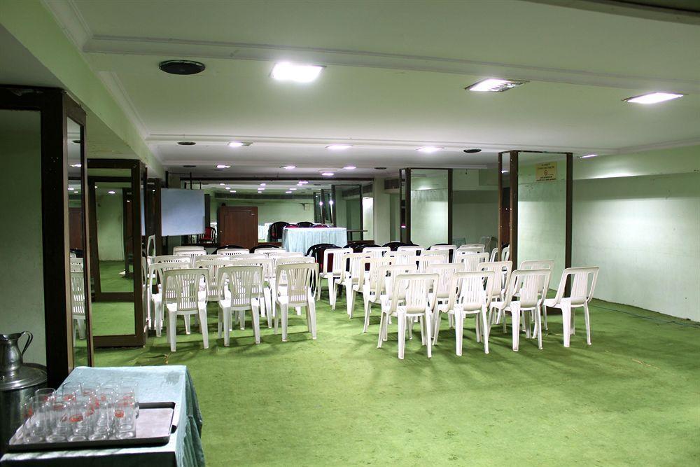 Central Beacon Hotel Surat Dış mekan fotoğraf