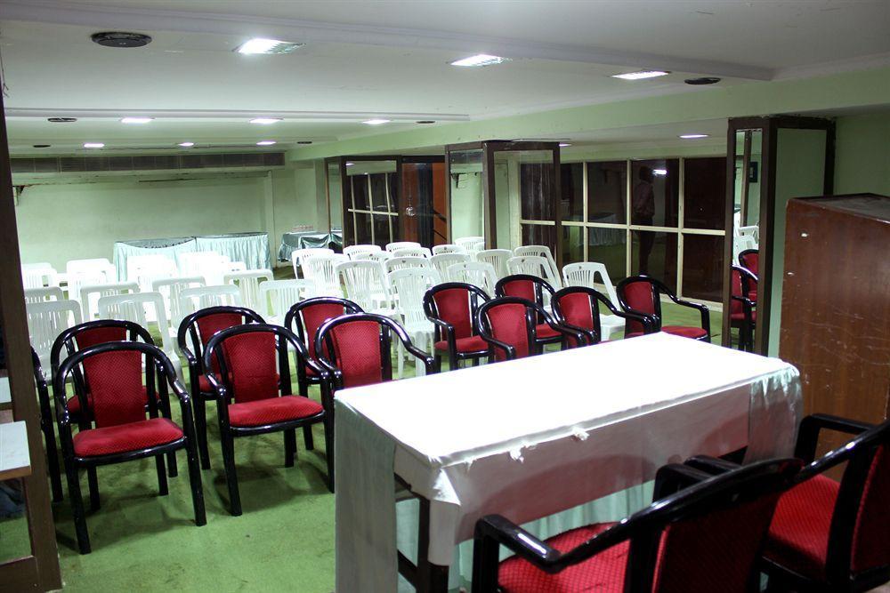 Central Beacon Hotel Surat Dış mekan fotoğraf