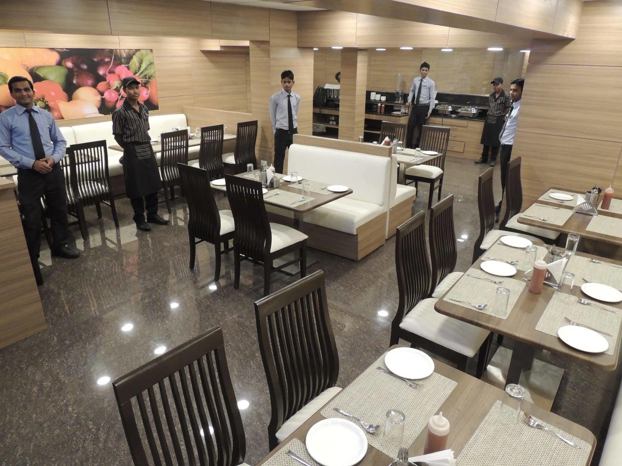 Central Beacon Hotel Surat Dış mekan fotoğraf