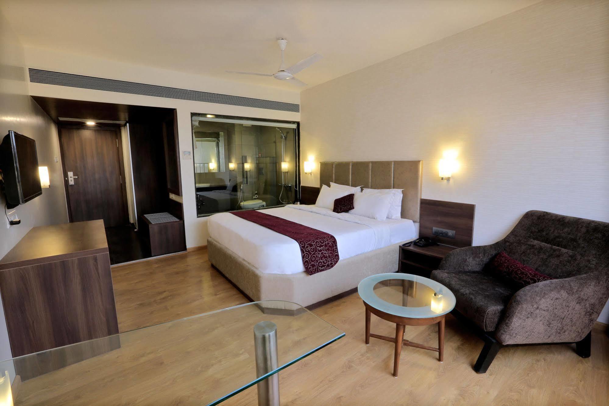 Central Beacon Hotel Surat Dış mekan fotoğraf