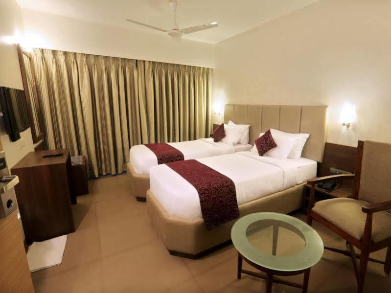 Central Beacon Hotel Surat Dış mekan fotoğraf