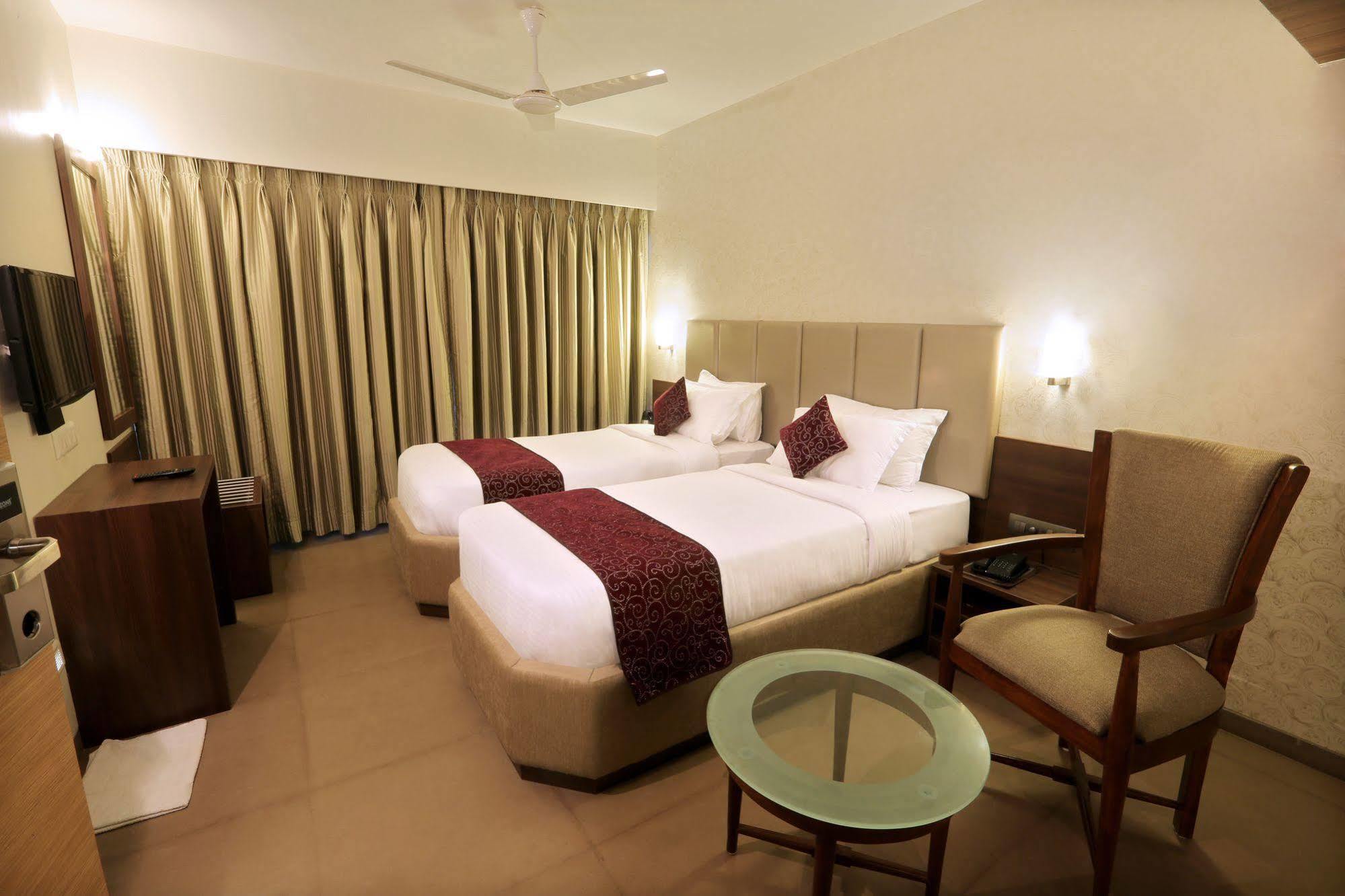 Central Beacon Hotel Surat Dış mekan fotoğraf