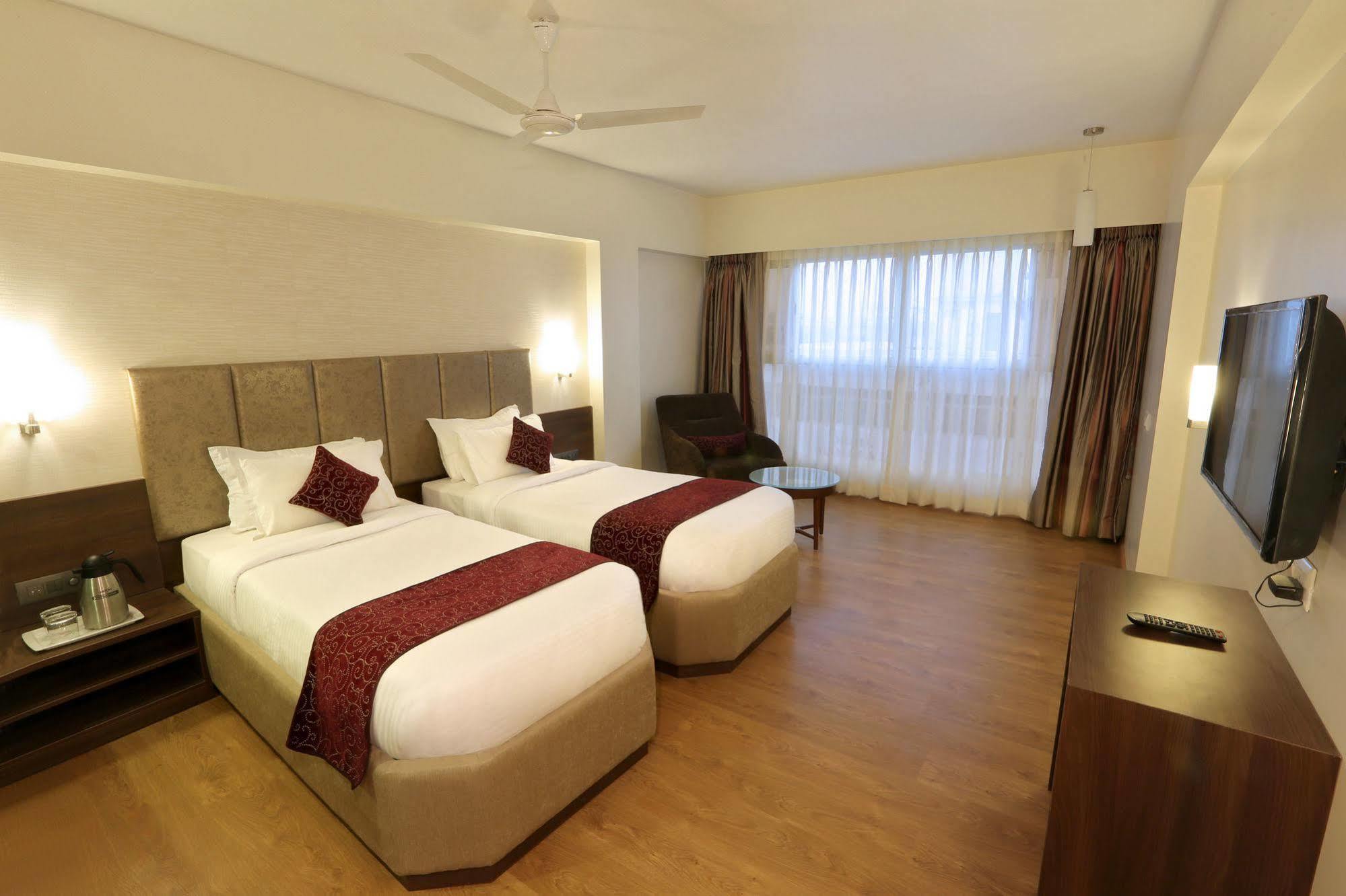 Central Beacon Hotel Surat Dış mekan fotoğraf