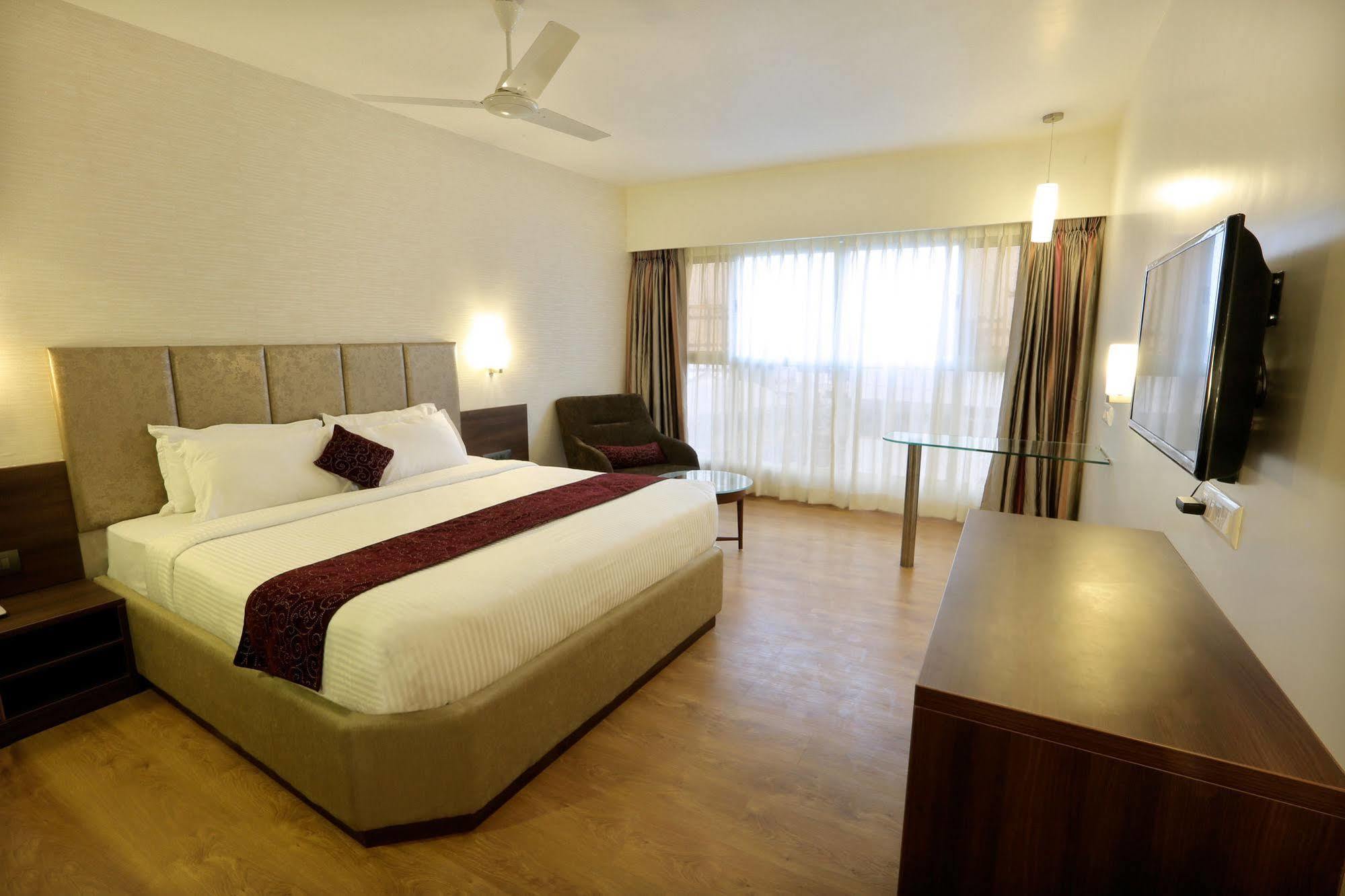 Central Beacon Hotel Surat Dış mekan fotoğraf