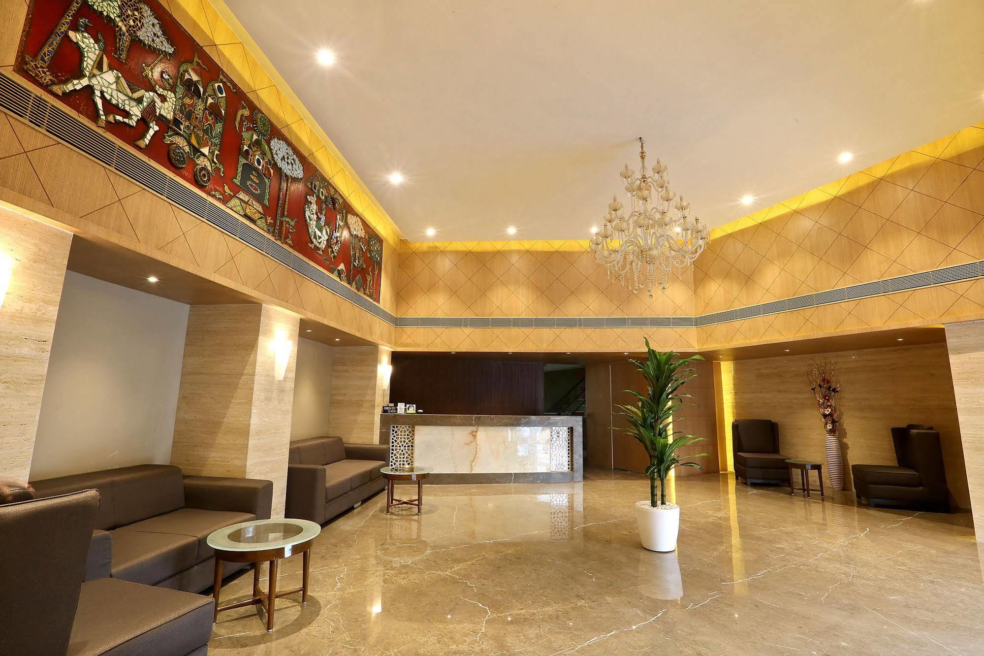 Central Beacon Hotel Surat Dış mekan fotoğraf