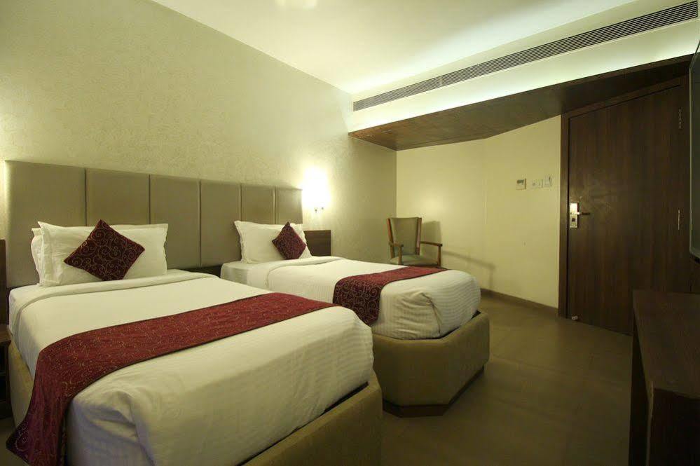 Central Beacon Hotel Surat Dış mekan fotoğraf