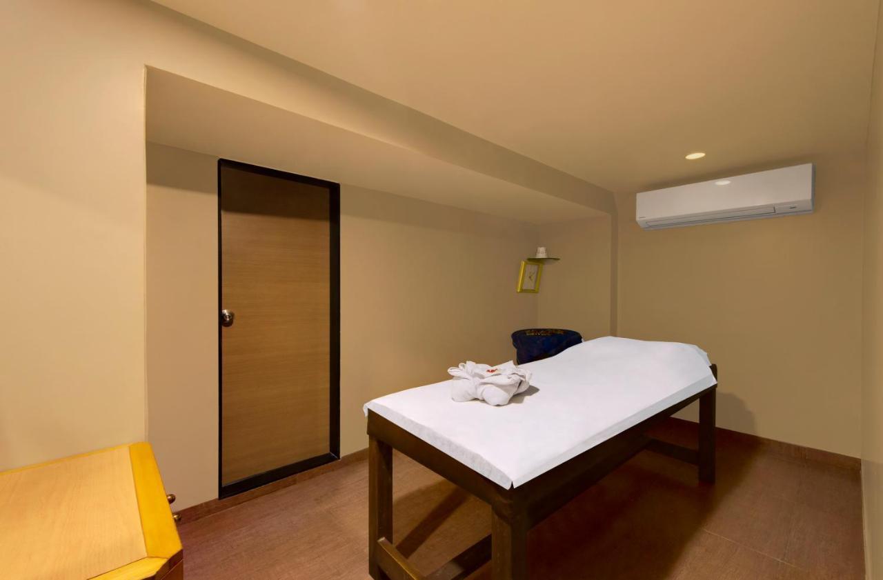 Central Beacon Hotel Surat Dış mekan fotoğraf