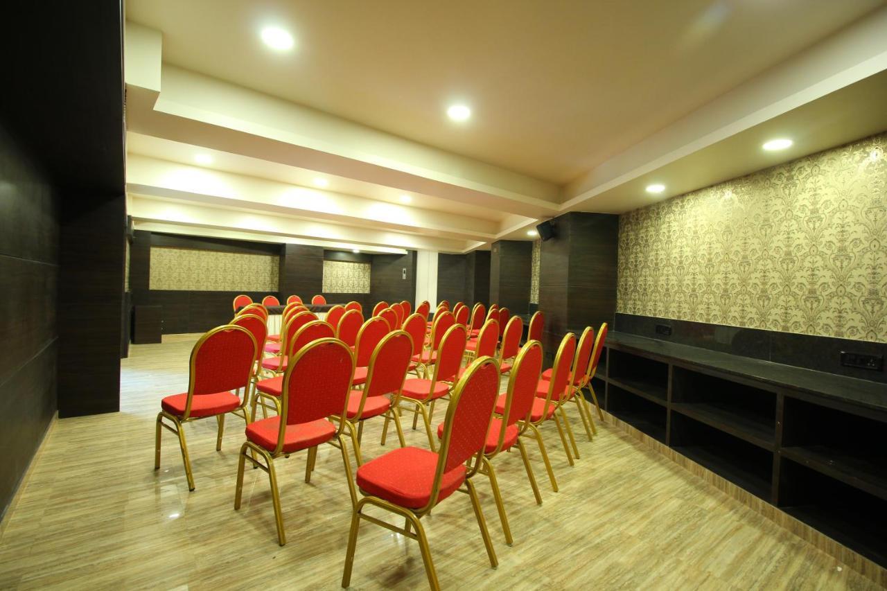 Central Beacon Hotel Surat Dış mekan fotoğraf